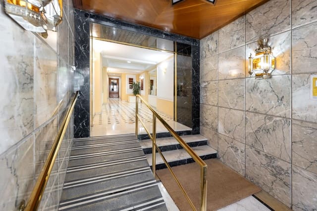 Piso de 4 habitaciones en Centro, Granada ciudad en venta - 399.000 € (Ref: 9934422)