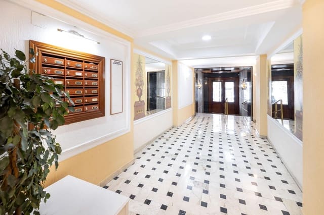Piso de 4 habitaciones en Centro, Granada ciudad en venta - 399.000 € (Ref: 9934422)