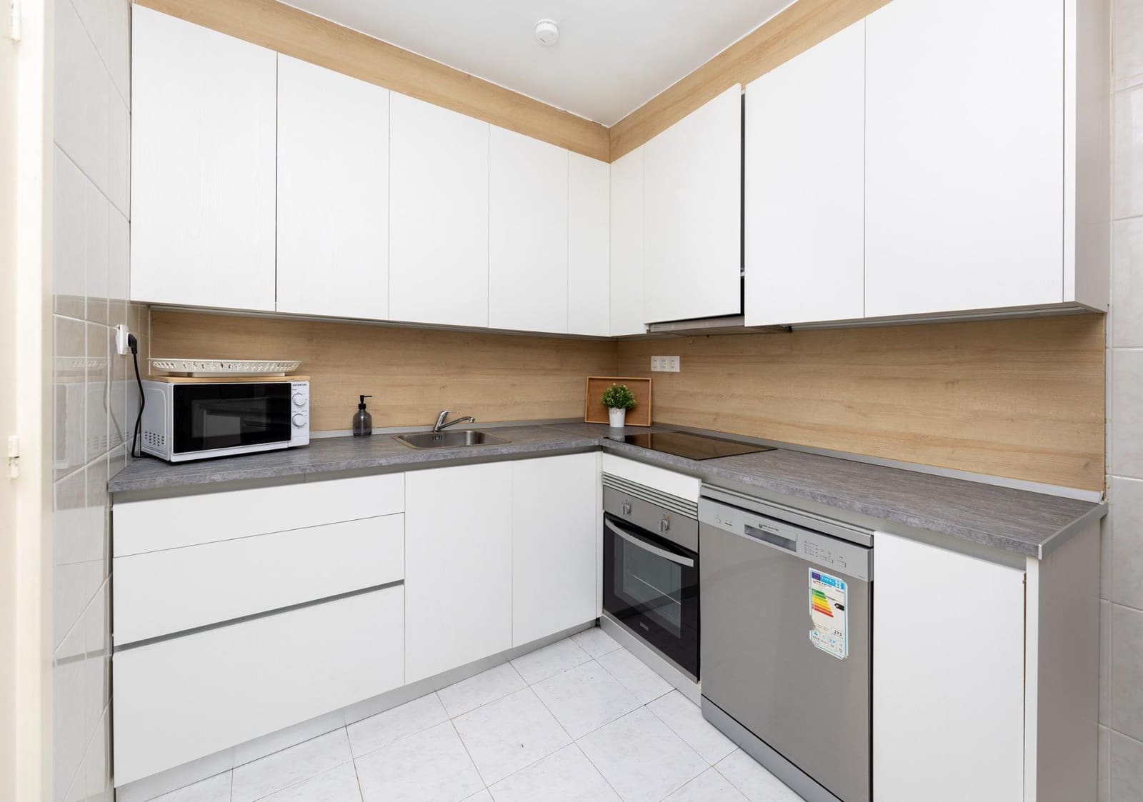 Piso de 4 habitaciones en Granada ciudad en venta - 399.000 € (Ref: 9934422)