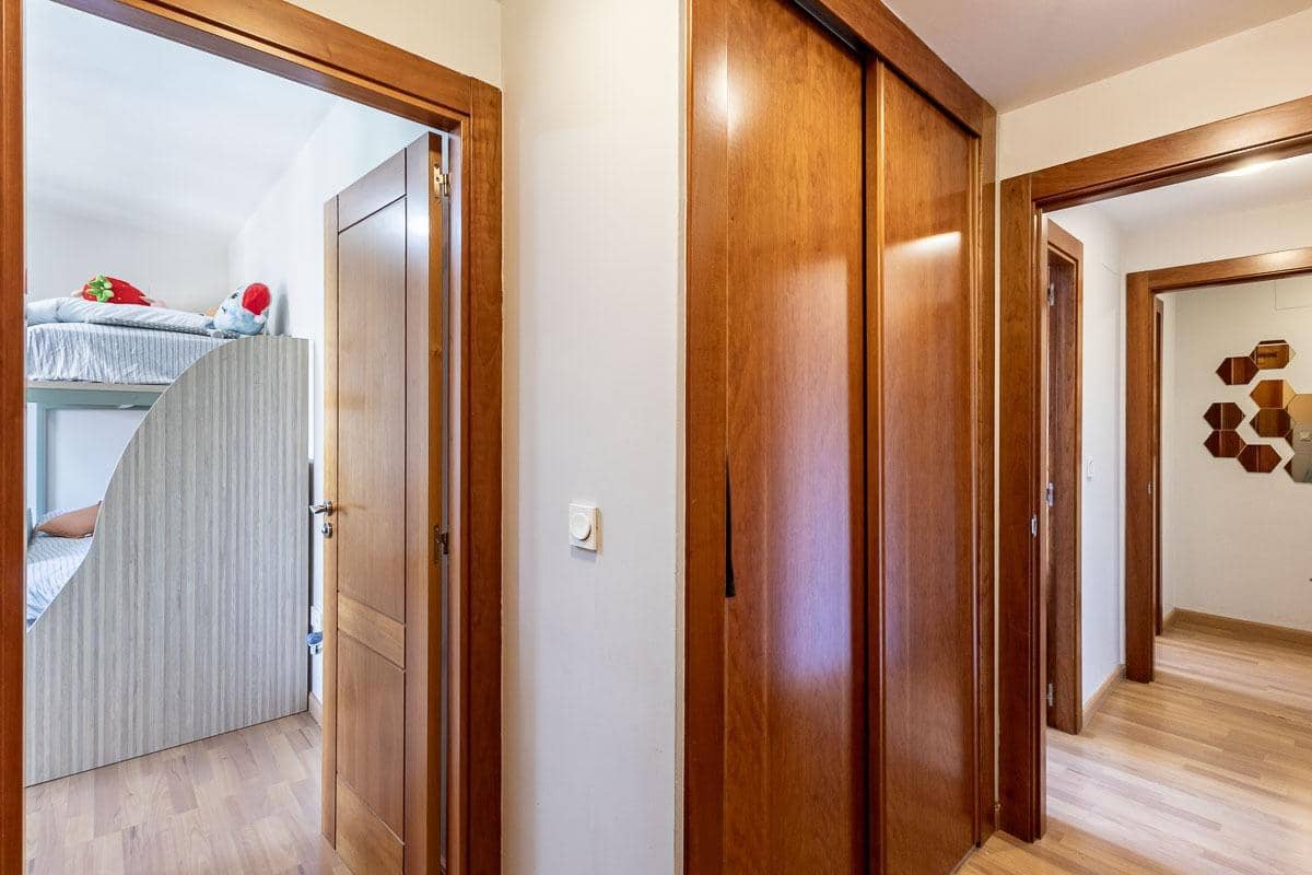 2 makuuhuone Asunto myytävänä paikassa Granada kaupunki mukana uima-altaan 
autotalli - 345 000 € (Ref: 9934425)