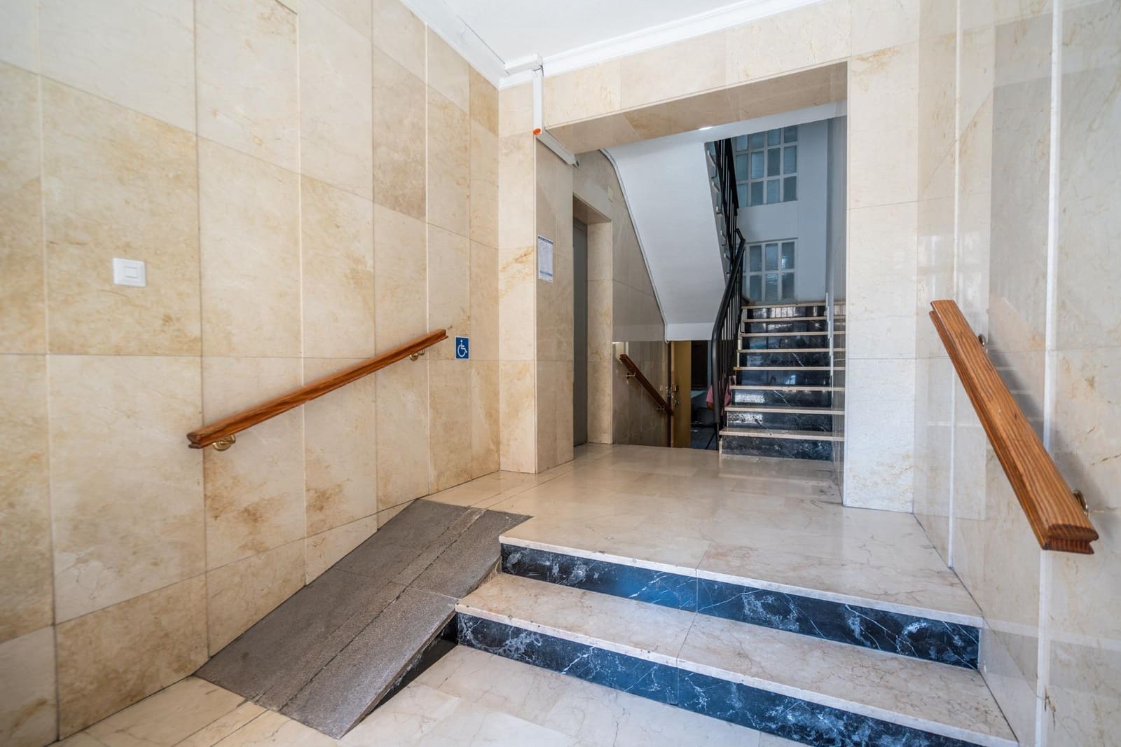 Piso de 3 habitaciones en Granada ciudad en venta - 337.000 € (Ref: 9936571)