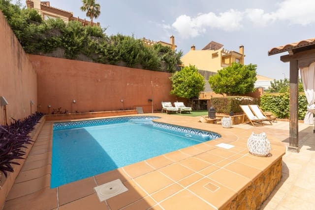 4 soveværelse Villa til salg i La Zubia med swimmingpool garage - € 389.000 (Ref: 9936575)