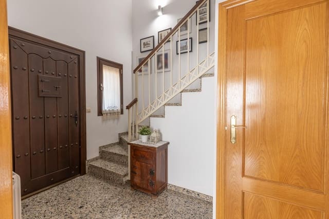 4 soveværelse Villa til salg i La Zubia med swimmingpool garage - € 389.000 (Ref: 9936575)