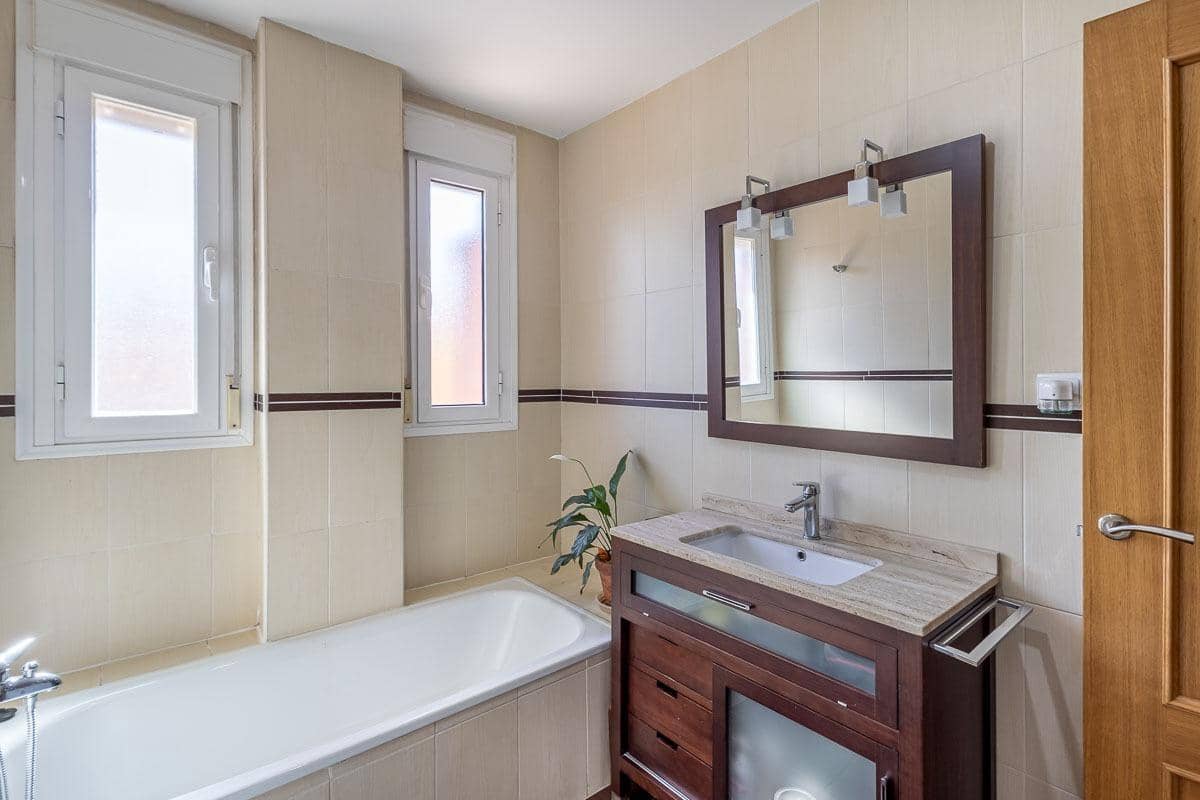 3 bedroom Semi-detached Villa for sale in Alhendin with garage - € 298,000 (Ref: 9940396)