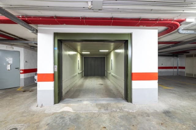 Garaż na sprzedaż w Miasto Grenada - 31 500 € (Ref: 9945940)