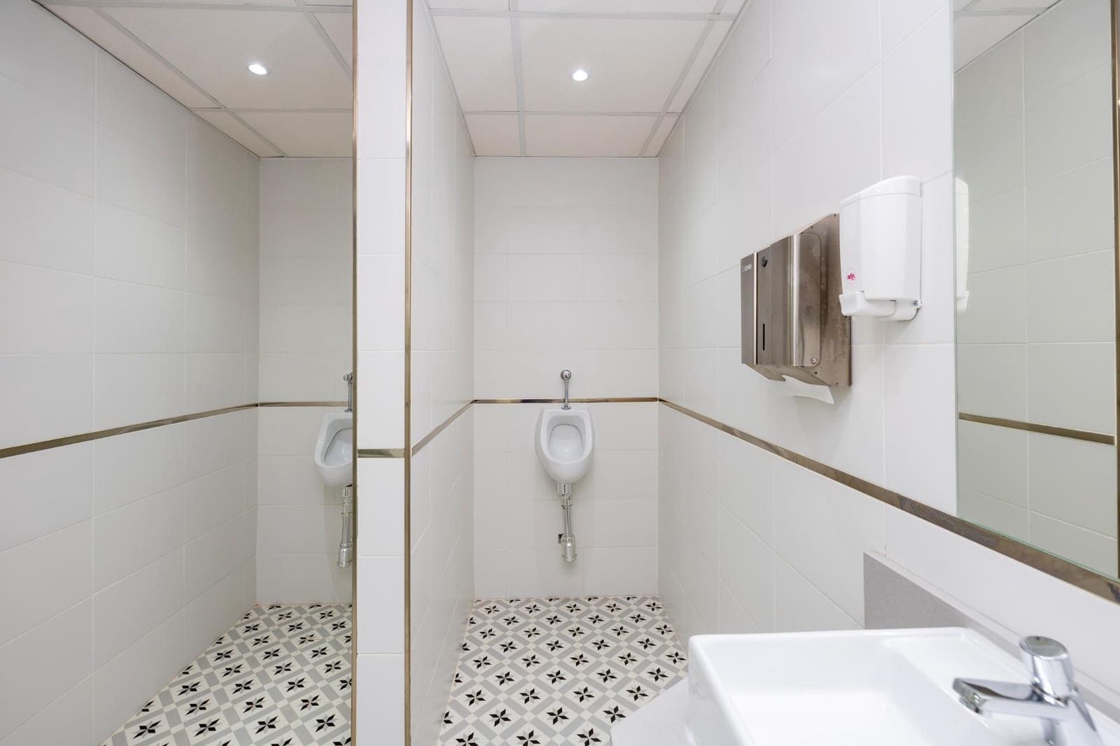 Erhverv til salg i Granada by - € 830.000 (Ref: 9948259)