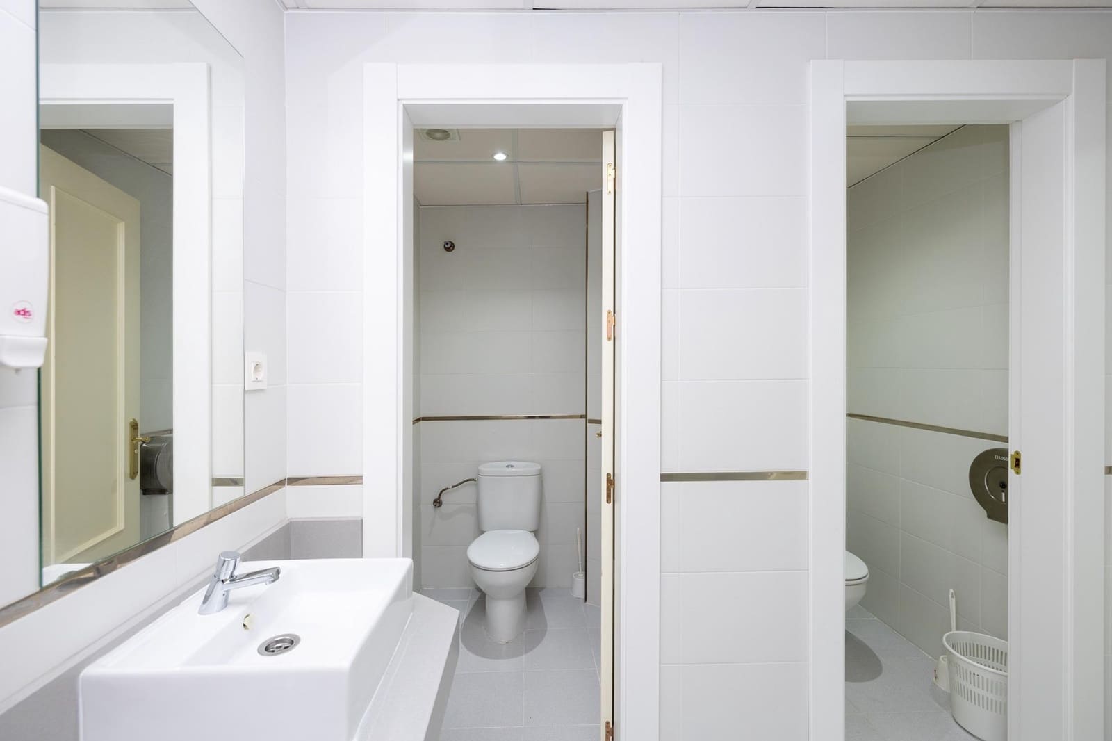 Erhverv til salg i Granada by - € 830.000 (Ref: 9948259)