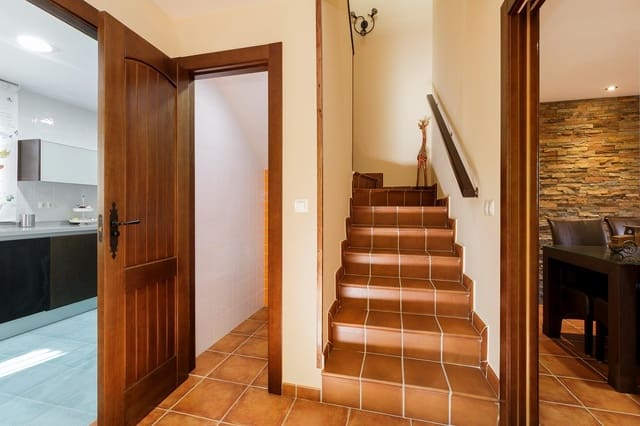 3 slaapkamer Halfvrijstaande villa te koop in Poligono Cartuja - La Paz, Granada stad met garage - € 320.000 (Ref: 9948265)