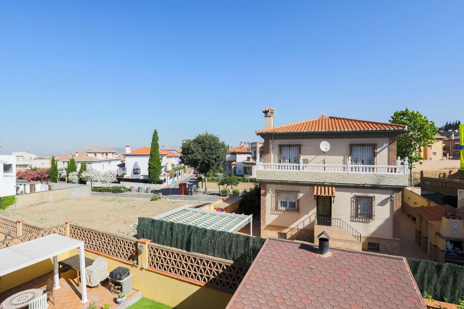 3 slaapkamer Halfvrijstaande villa te koop in Granada stad met garage - € 320.000 (Ref: 9948265)
