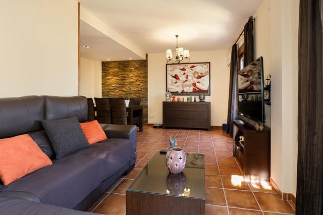 3 slaapkamer Halfvrijstaande villa te koop in Poligono Cartuja - La Paz, Granada stad met garage - € 320.000 (Ref: 9948265)