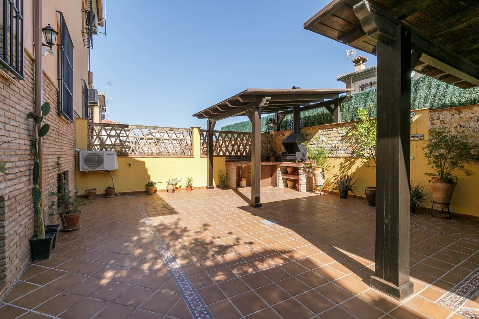 3 slaapkamer Halfvrijstaande villa te koop in Granada stad met garage - € 320.000 (Ref: 9948265)