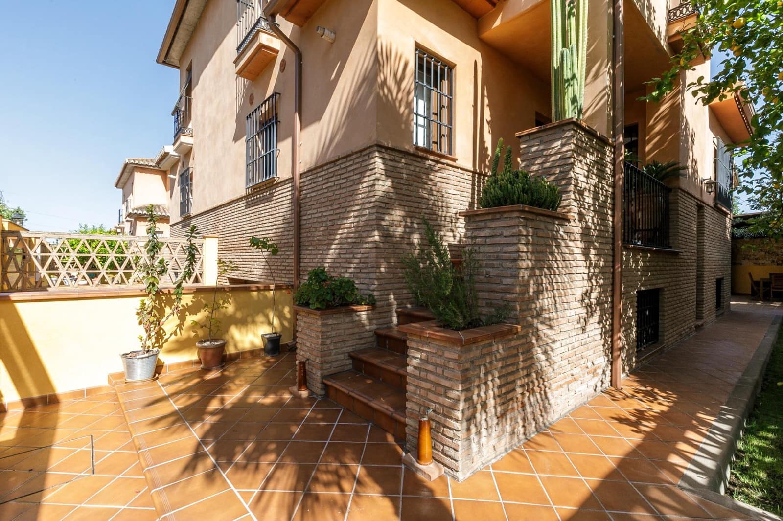 3 slaapkamer Halfvrijstaande villa te koop in Granada stad met garage - € 320.000 (Ref: 9948265)