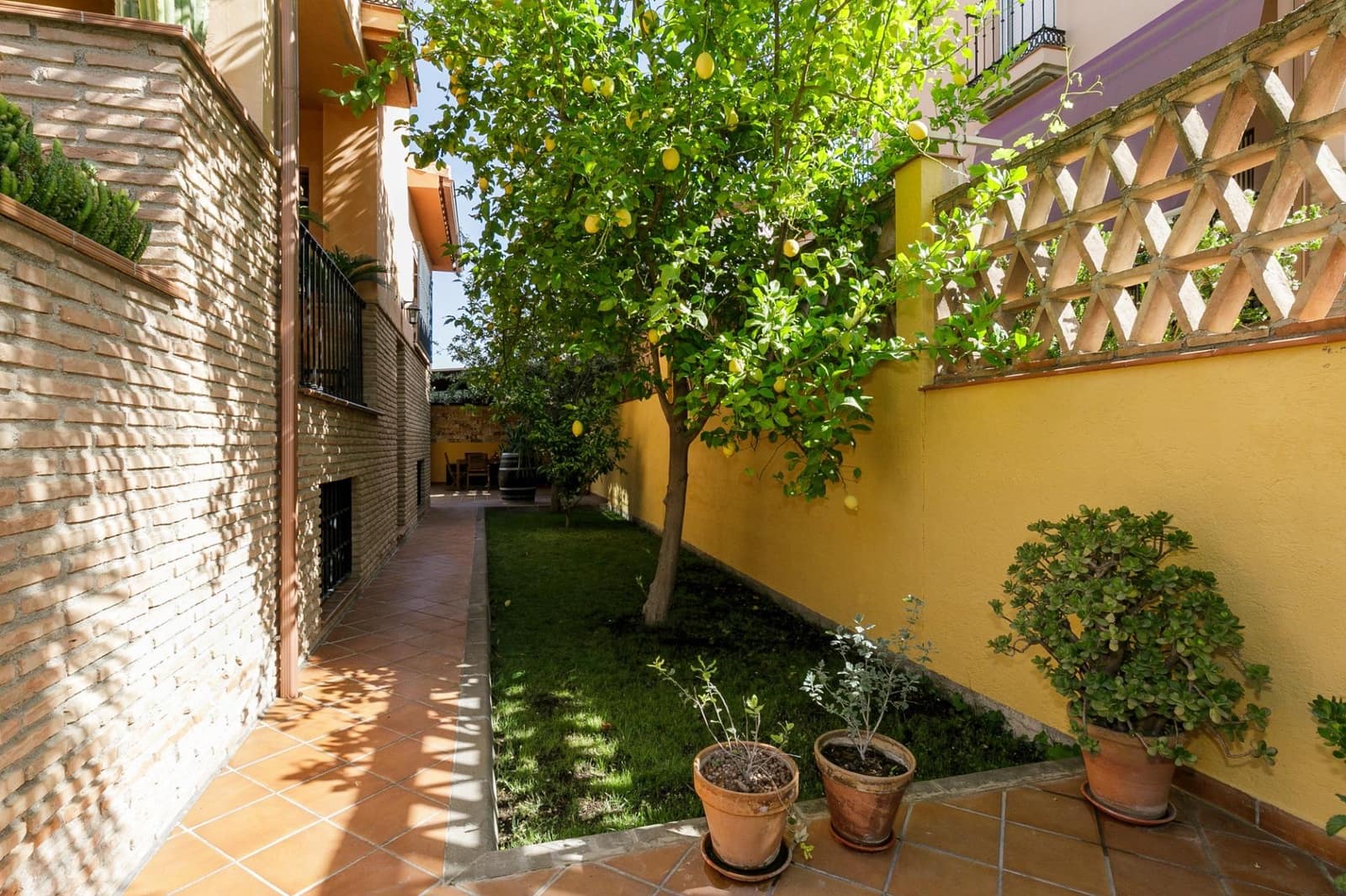 3 slaapkamer Halfvrijstaande villa te koop in Granada stad met garage - € 320.000 (Ref: 9948265)
