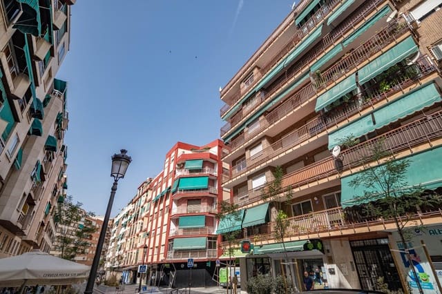 4 soveværelse Lejlighed til salg i Camino de Ronda - Rosaleda, Granada by med garage - € 480.000 (Ref: 9950060)
