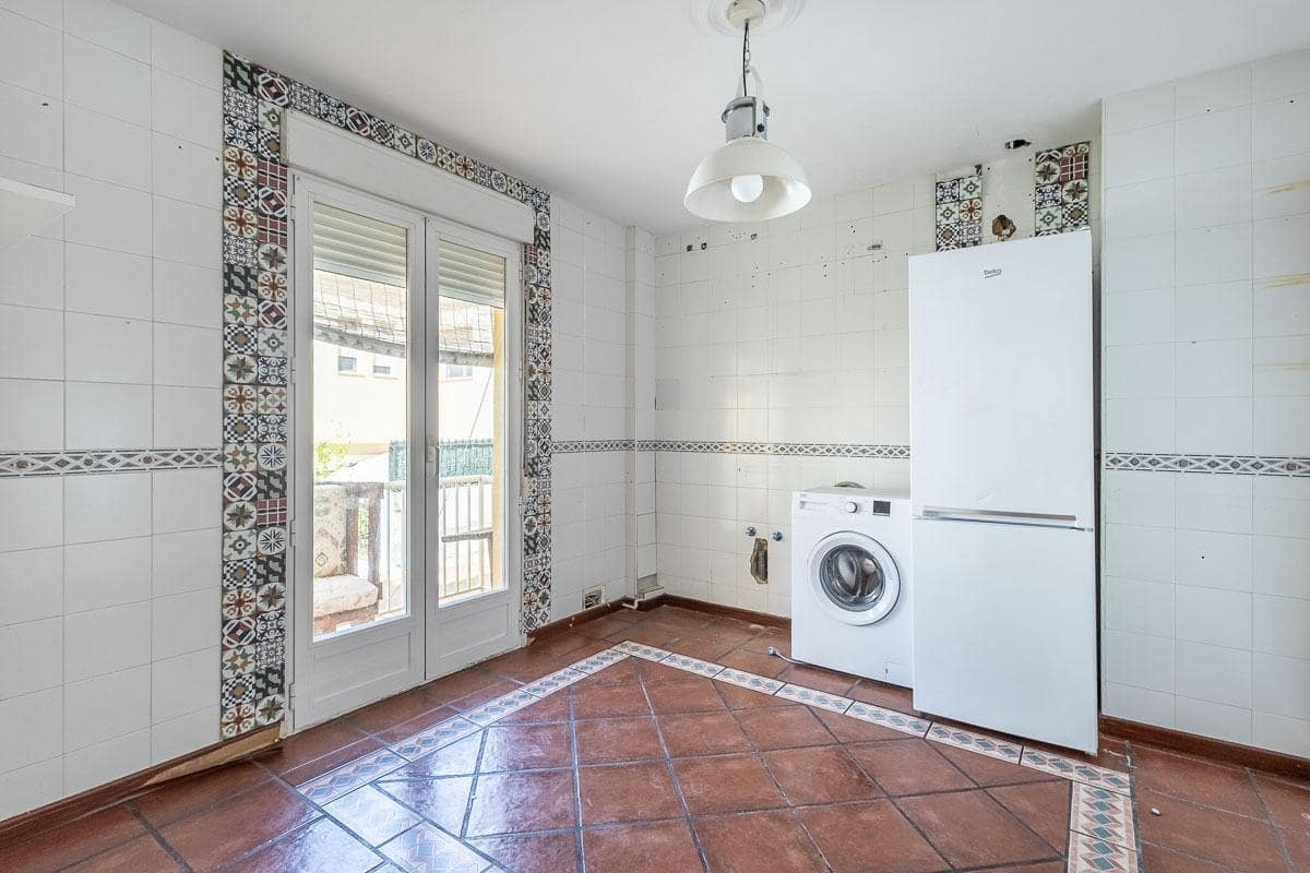5 slaapkamer Rijtjeshuis te koop in Huetor Vega met garage - € 295.000 (Ref: 9959985)