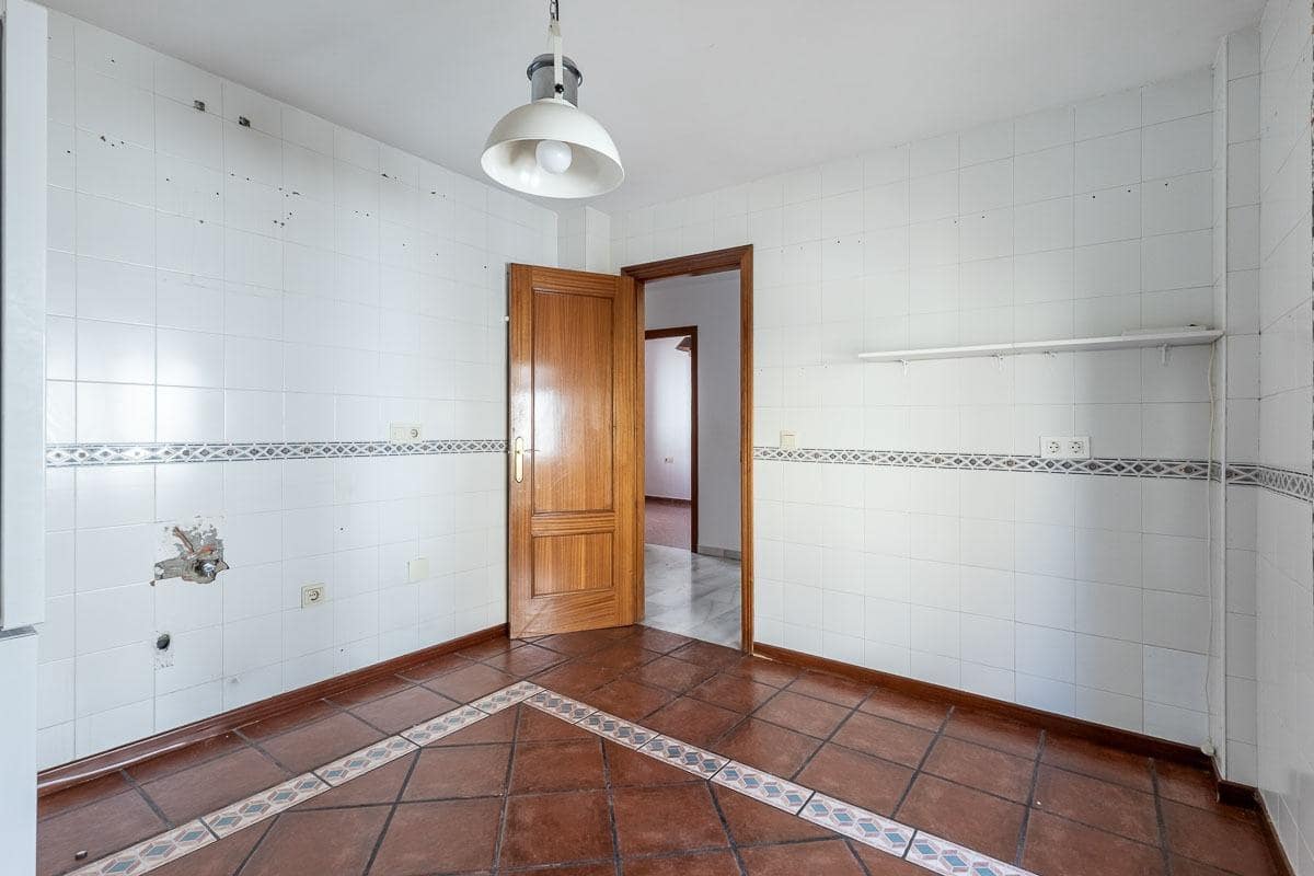 5 slaapkamer Rijtjeshuis te koop in Huetor Vega met garage - € 295.000 (Ref: 9959985)