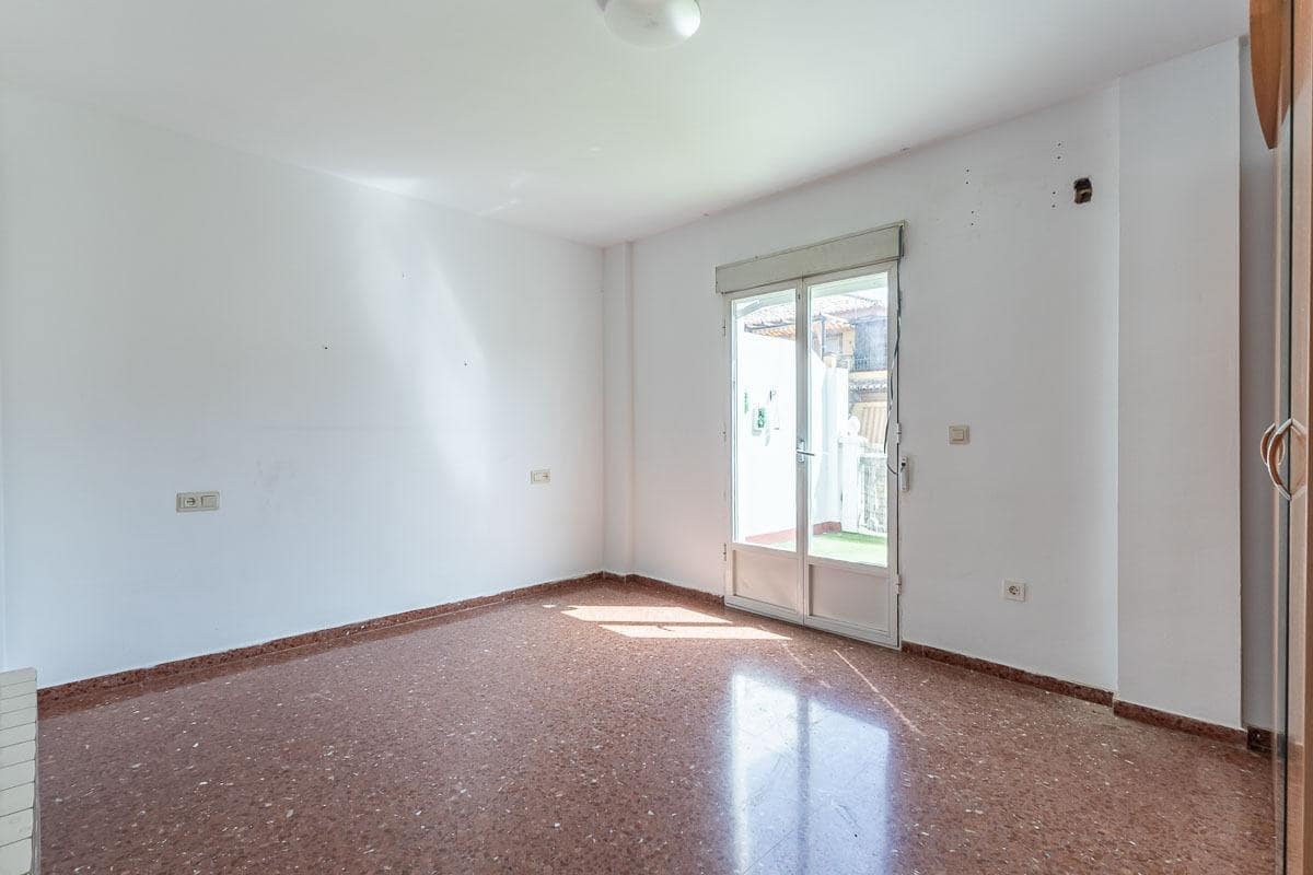 5 slaapkamer Rijtjeshuis te koop in Huetor Vega met garage - € 295.000 (Ref: 9959985)