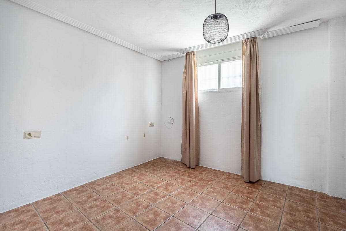 5 slaapkamer Rijtjeshuis te koop in Huetor Vega met garage - € 295.000 (Ref: 9959985)