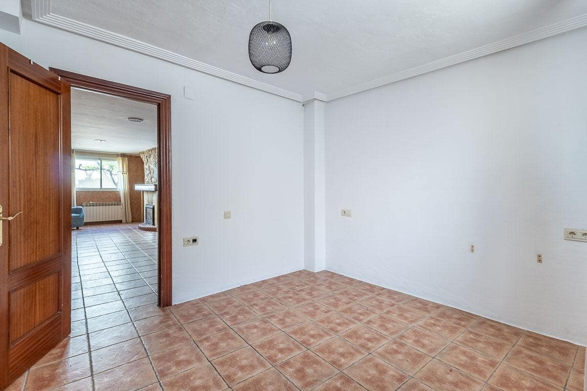 5 slaapkamer Rijtjeshuis te koop in Huetor Vega met garage - € 295.000 (Ref: 9959985)