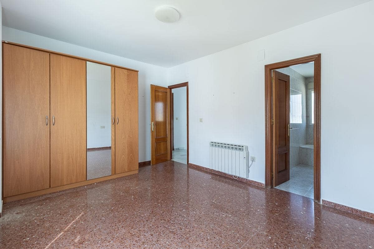 5 slaapkamer Rijtjeshuis te koop in Huetor Vega met garage - € 295.000 (Ref: 9959985)