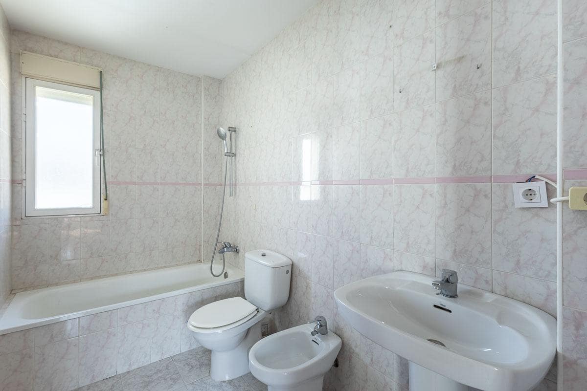 5 slaapkamer Rijtjeshuis te koop in Huetor Vega met garage - € 295.000 (Ref: 9959985)