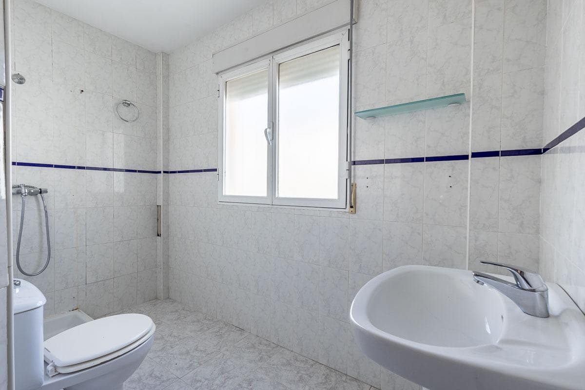 5 slaapkamer Rijtjeshuis te koop in Huetor Vega met garage - € 295.000 (Ref: 9959985)