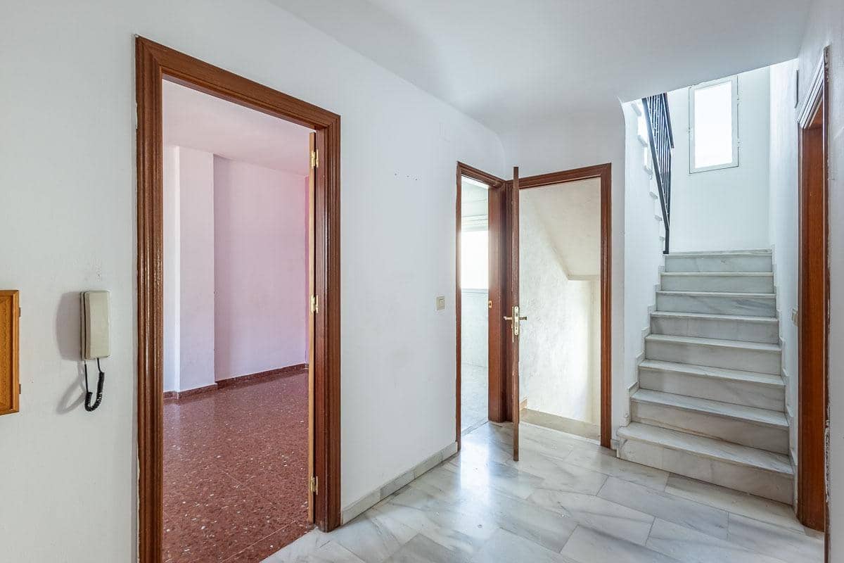 5 slaapkamer Rijtjeshuis te koop in Huetor Vega met garage - € 295.000 (Ref: 9959985)