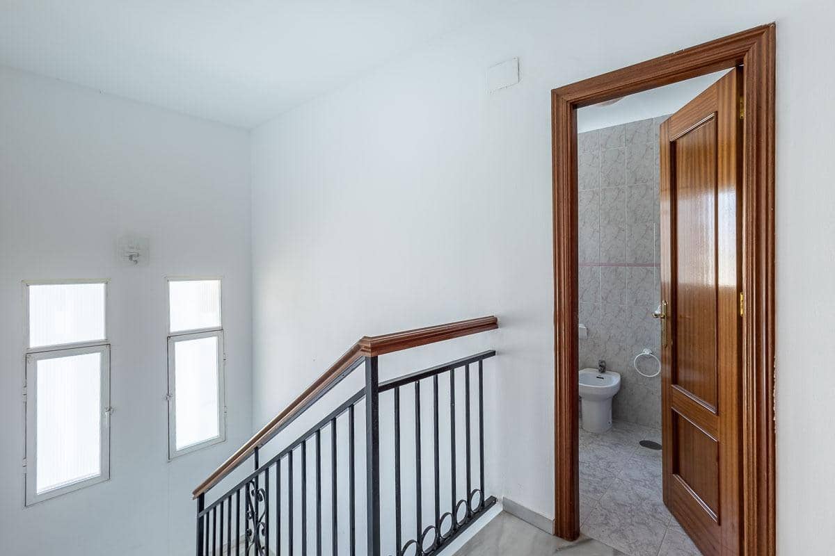 5 slaapkamer Rijtjeshuis te koop in Huetor Vega met garage - € 295.000 (Ref: 9959985)