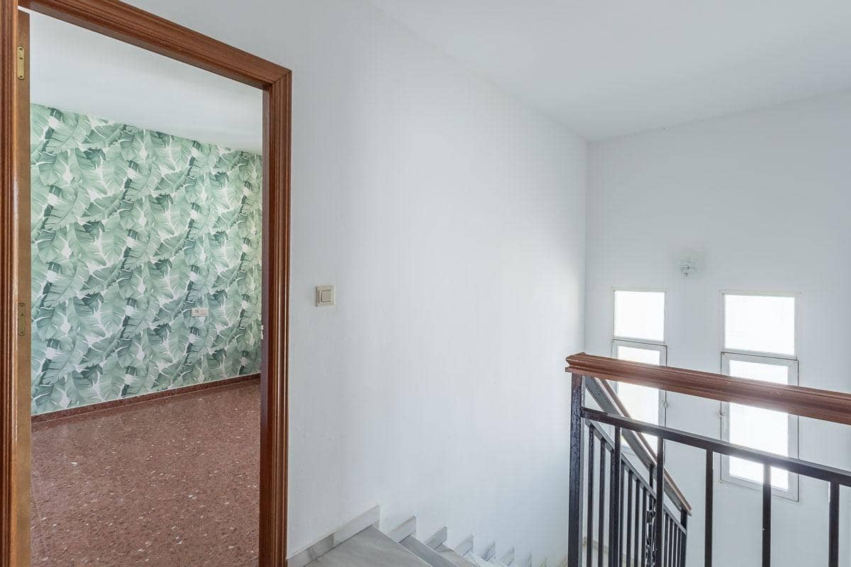 5 slaapkamer Rijtjeshuis te koop in Huetor Vega met garage - € 295.000 (Ref: 9959985)