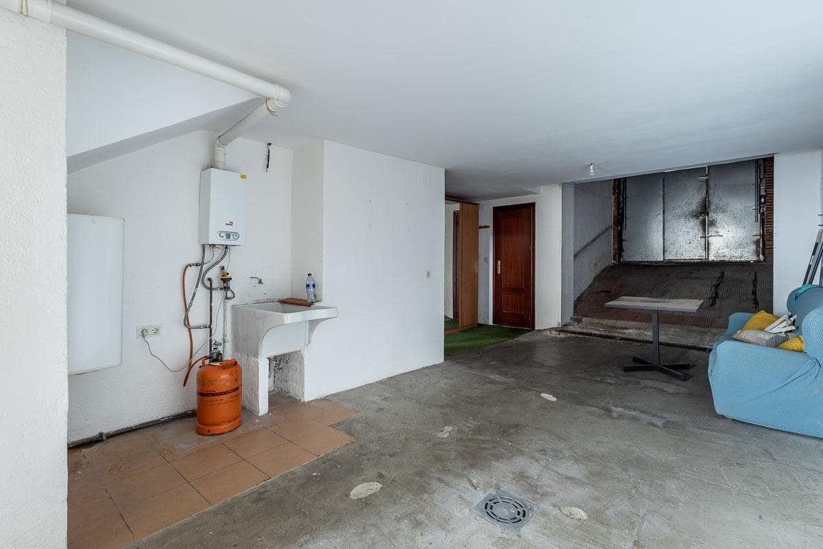5 slaapkamer Rijtjeshuis te koop in Huetor Vega met garage - € 295.000 (Ref: 9959985)