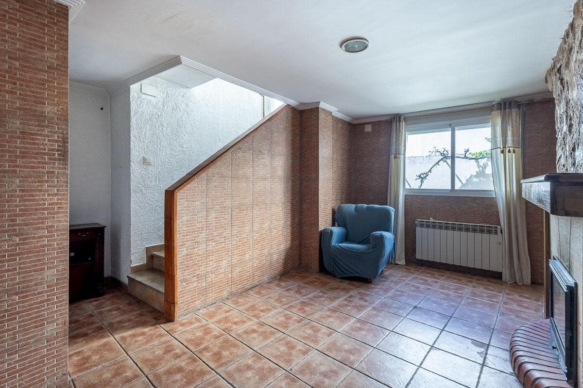 5 slaapkamer Rijtjeshuis te koop in Huetor Vega met garage - € 295.000 (Ref: 9959985)