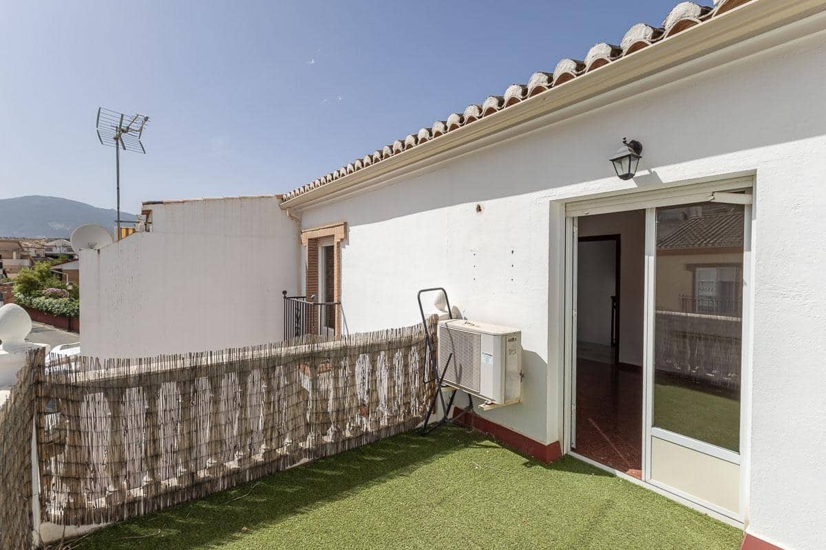 5 slaapkamer Rijtjeshuis te koop in Huetor Vega met garage - € 295.000 (Ref: 9959985)