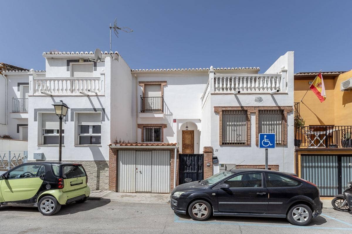 5 slaapkamer Rijtjeshuis te koop in Huetor Vega met garage - € 295.000 (Ref: 9959985)