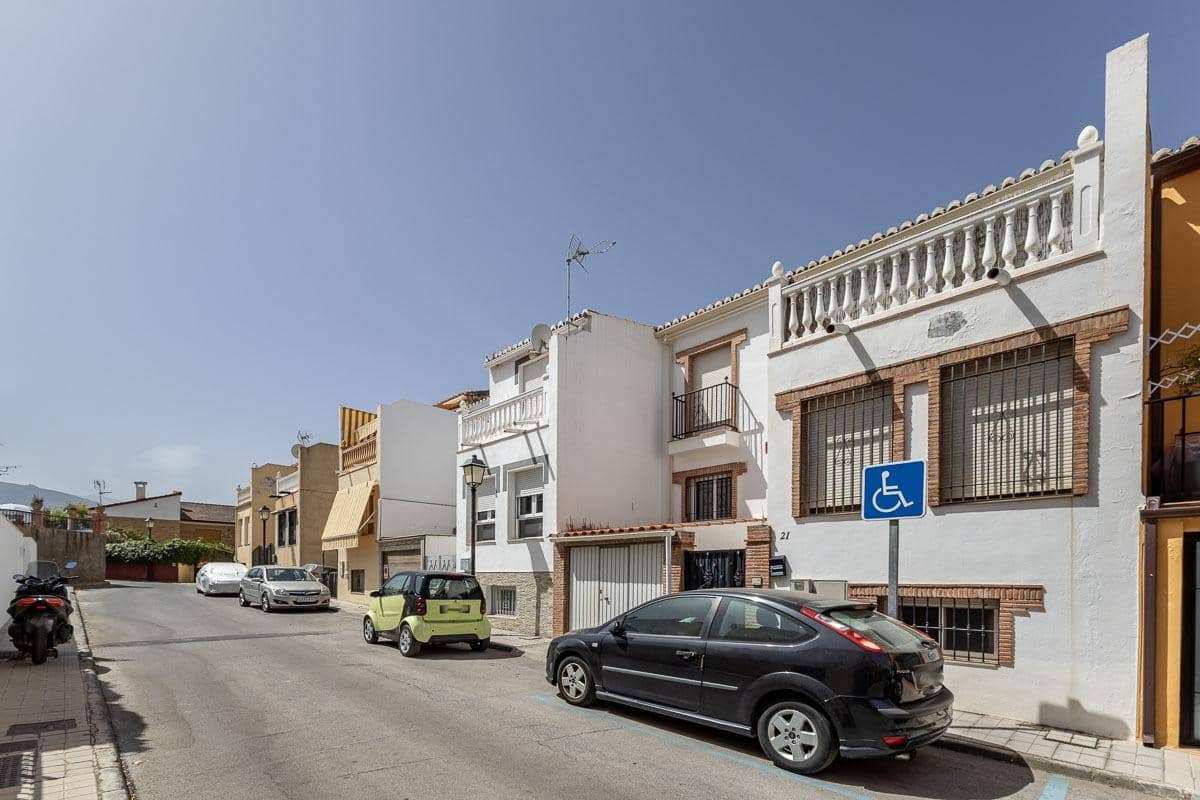 5 slaapkamer Rijtjeshuis te koop in Huetor Vega met garage - € 295.000 (Ref: 9959985)