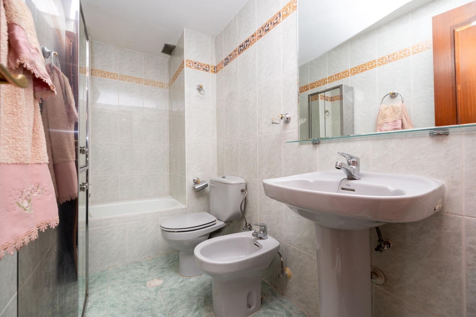 Piso de 3 habitaciones en Granada ciudad en venta - 250.000 € (Ref: 9965508)