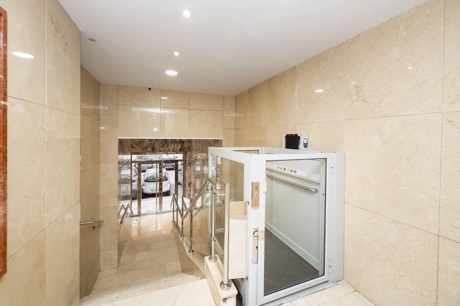 Piso de 3 habitaciones en Granada ciudad en venta - 250.000 € (Ref: 9965508)