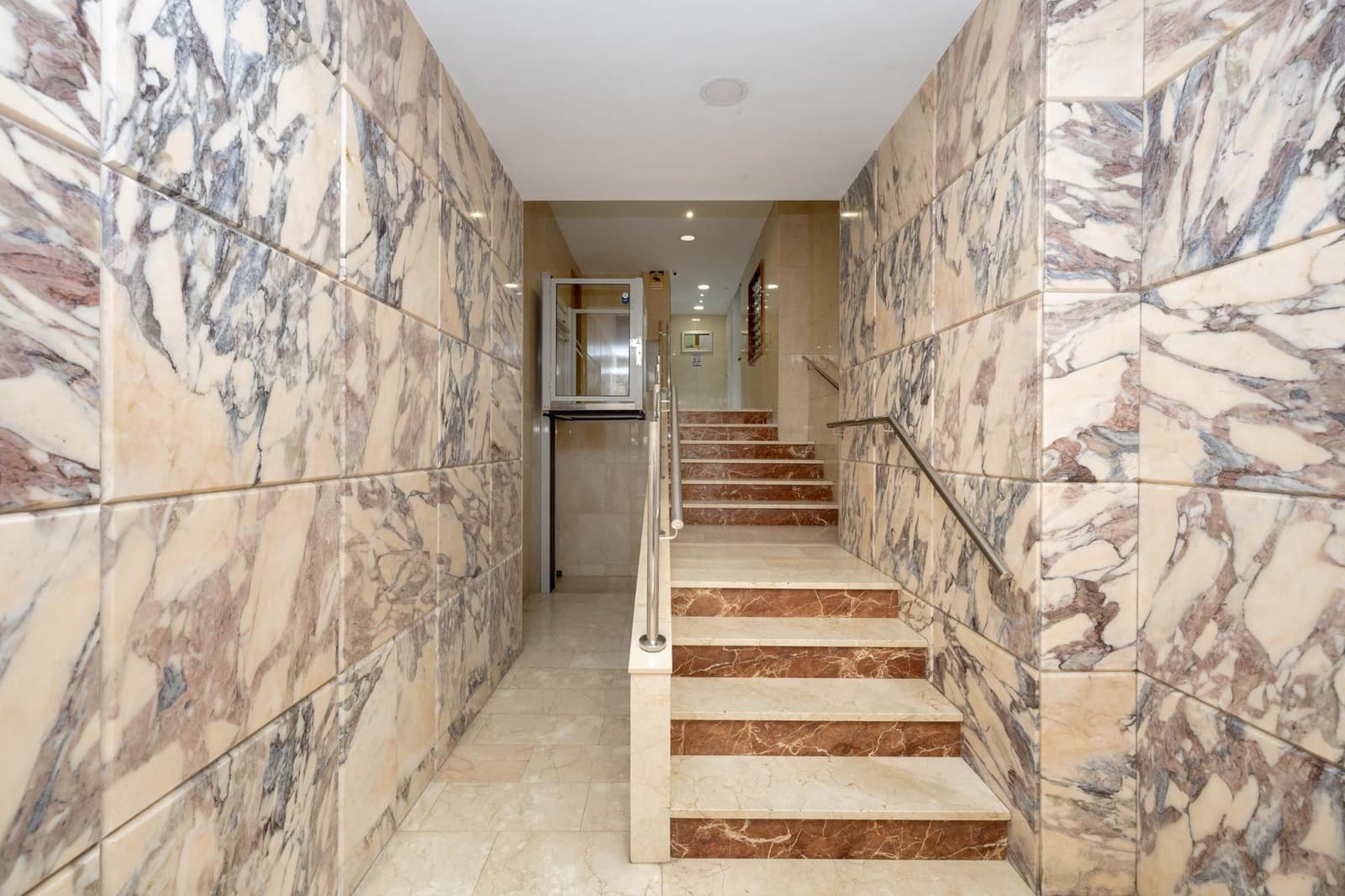 Piso de 3 habitaciones en Granada ciudad en venta - 250.000 € (Ref: 9965508)