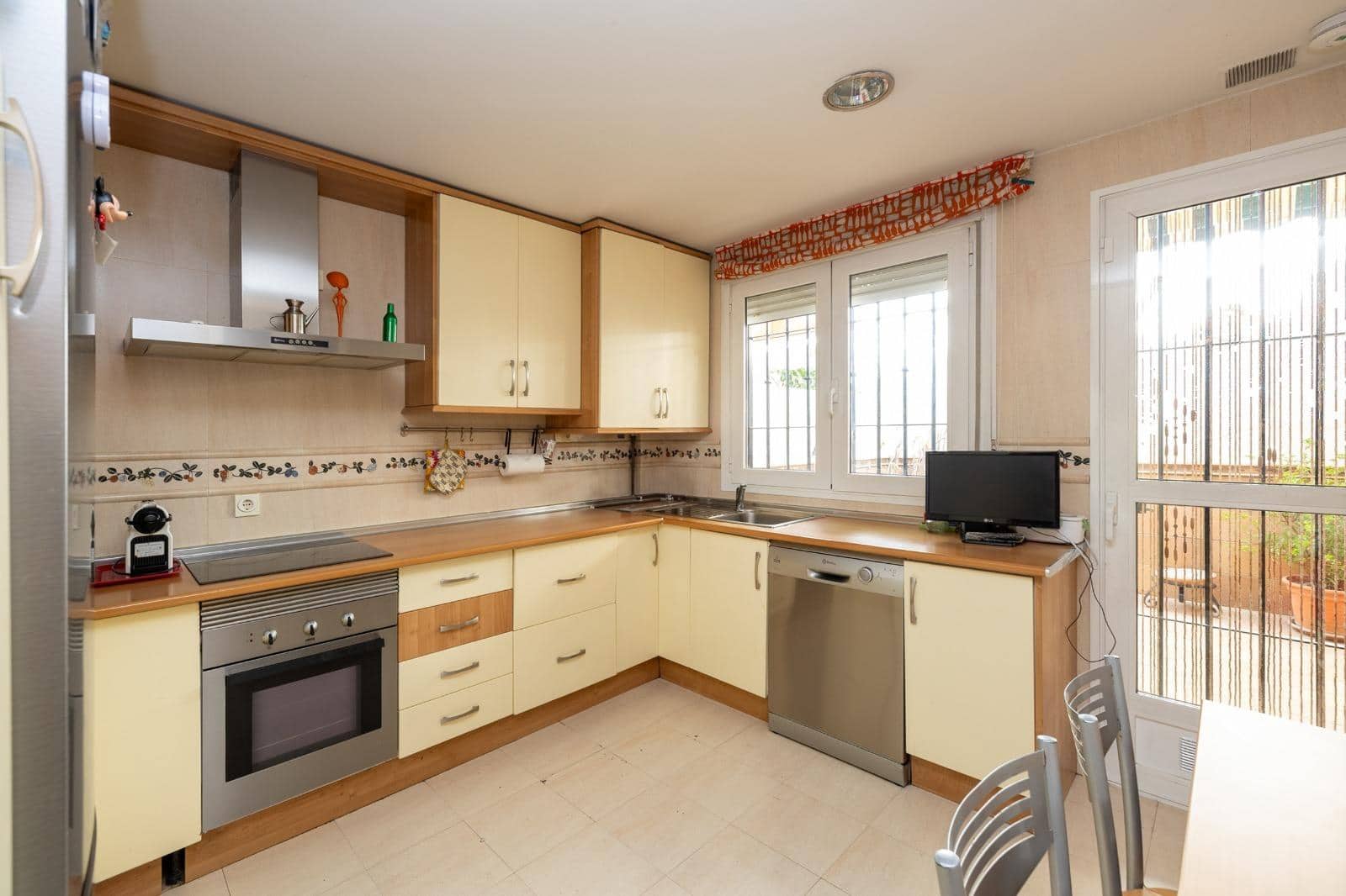4 soveværelse Rækkehus til salg i Granada by med garage - € 495.000 (Ref: 9965513)