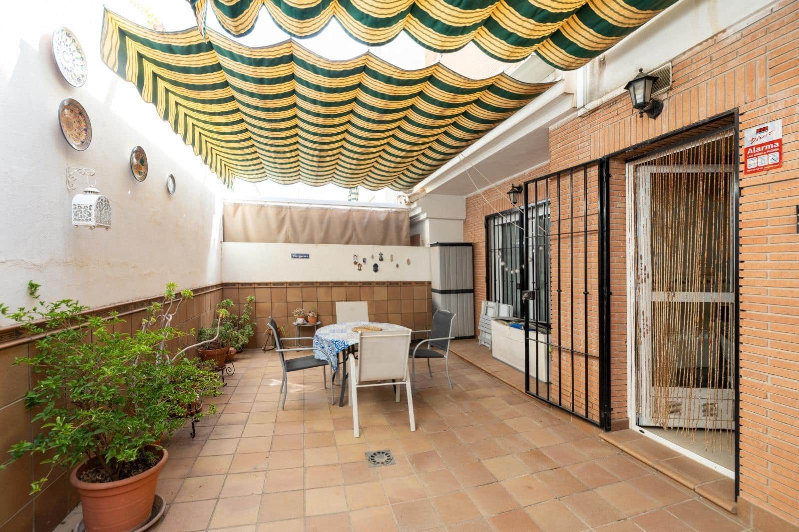 4 soveværelse Rækkehus til salg i Granada by med garage - € 495.000 (Ref: 9965513)