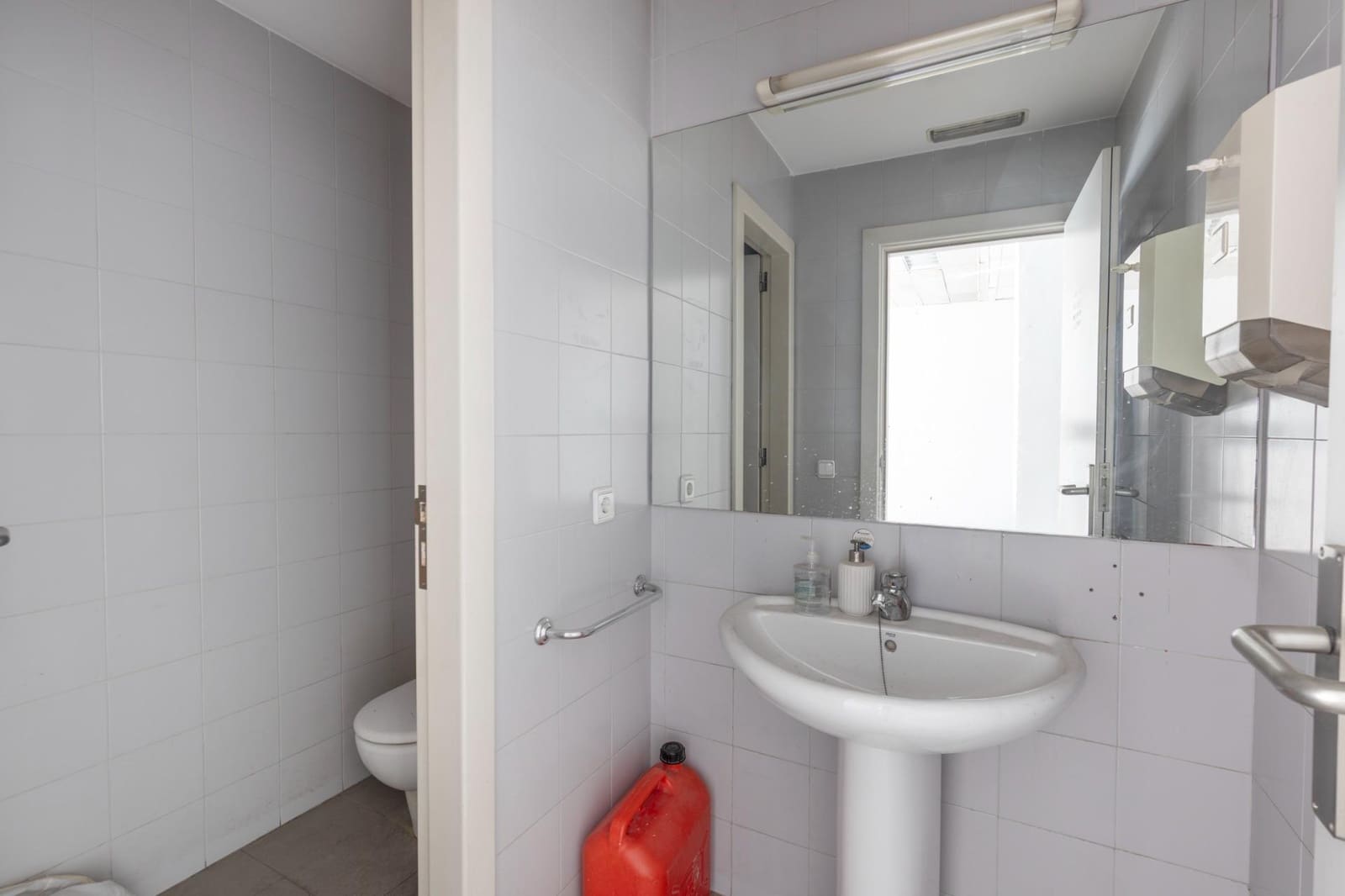 1 bedroom Commercial for sale in Granada city - € 170,000 (Ref: 9970812)