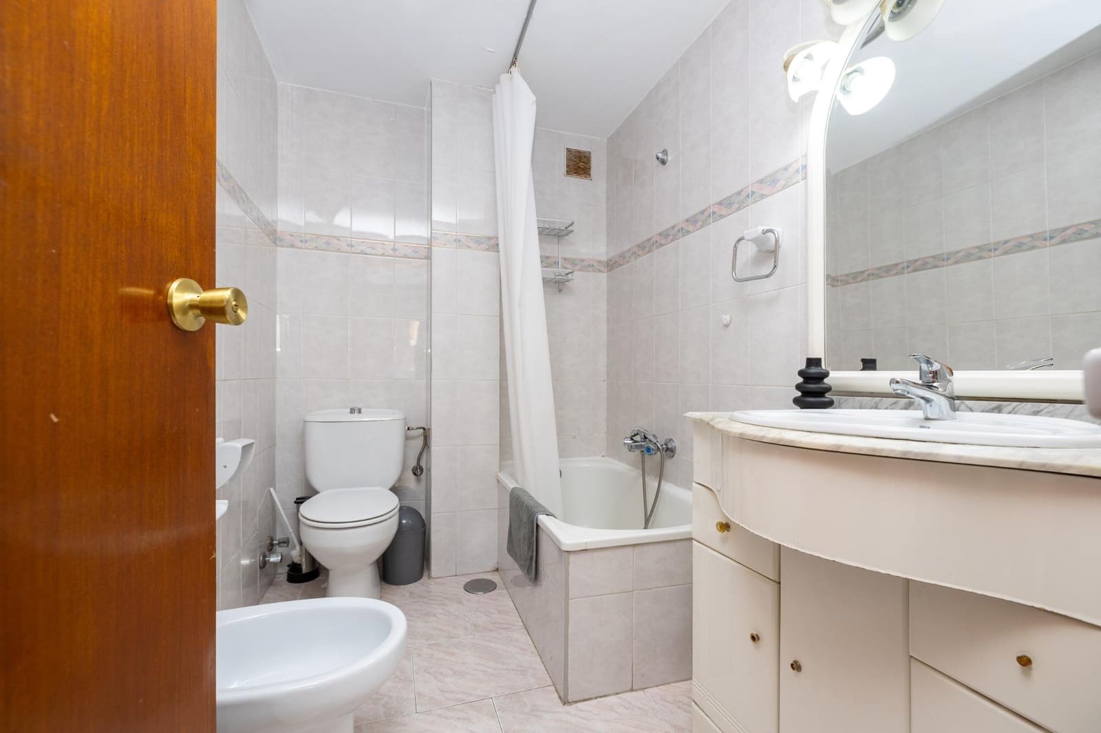 4 Zimmer Wohnung zu verkaufen in Granada Stadt - 330.000 € (Ref: 9975642)