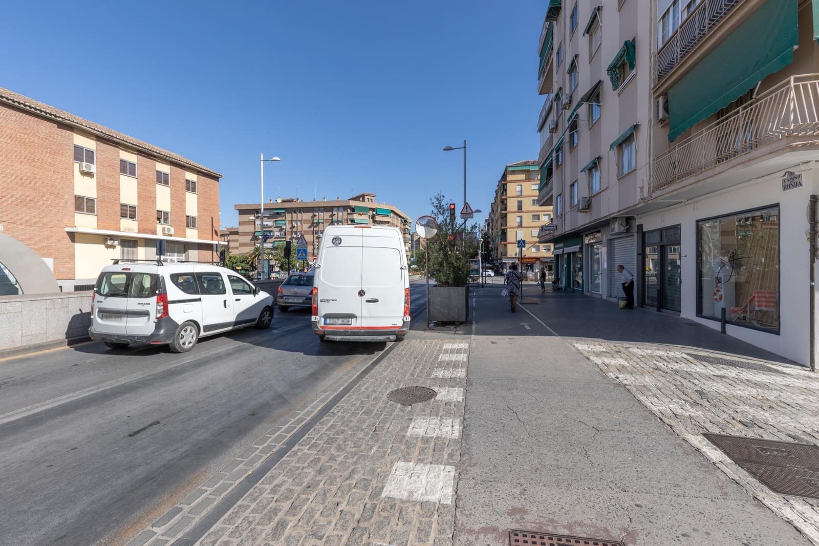 Commercial for sale in Granada city - € 400,000 (Ref: 9975644)