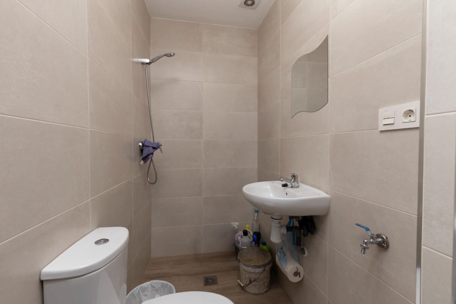 Commercial for sale in Granada city - € 400,000 (Ref: 9975644)