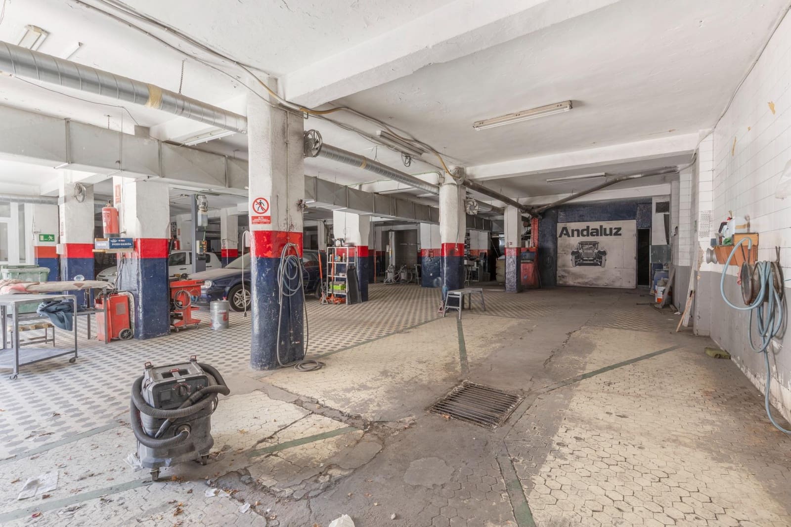 Commercial for sale in Granada city - € 400,000 (Ref: 9975644)