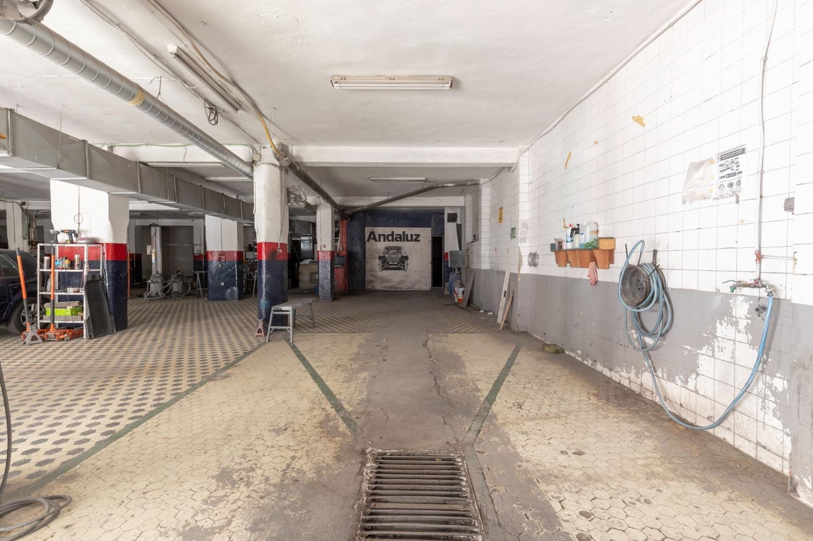 Commercial for sale in Granada city - € 400,000 (Ref: 9975644)