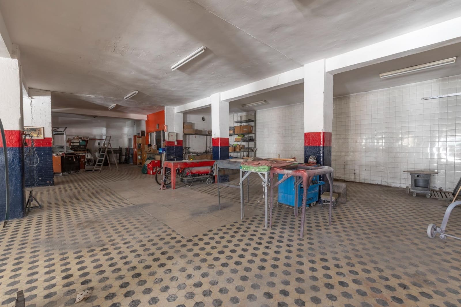 Commercial for sale in Granada city - € 400,000 (Ref: 9975644)
