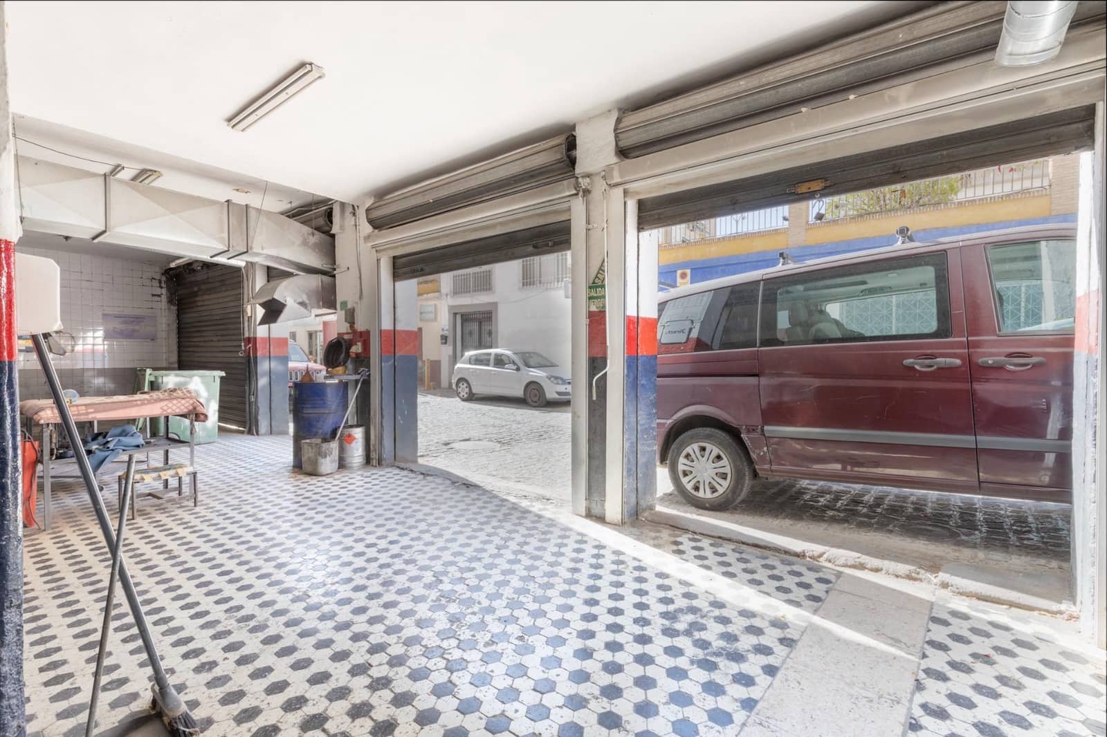 Commercial for sale in Granada city - € 400,000 (Ref: 9975644)