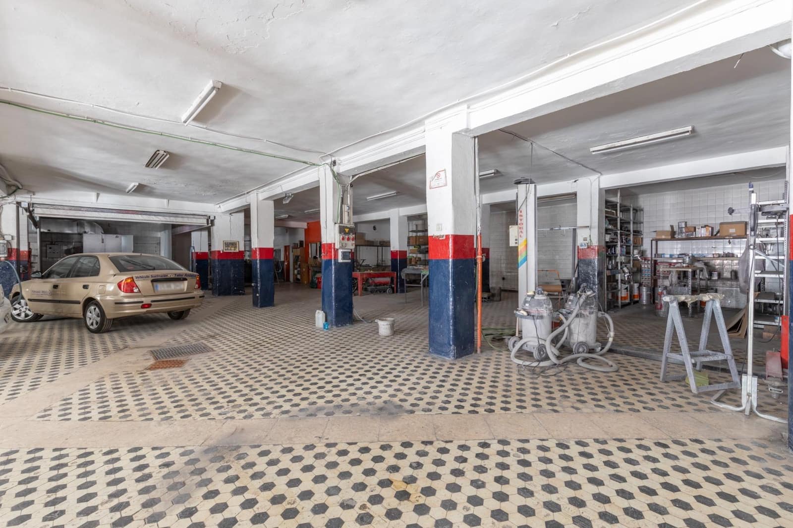Commercial for sale in Granada city - € 400,000 (Ref: 9975644)