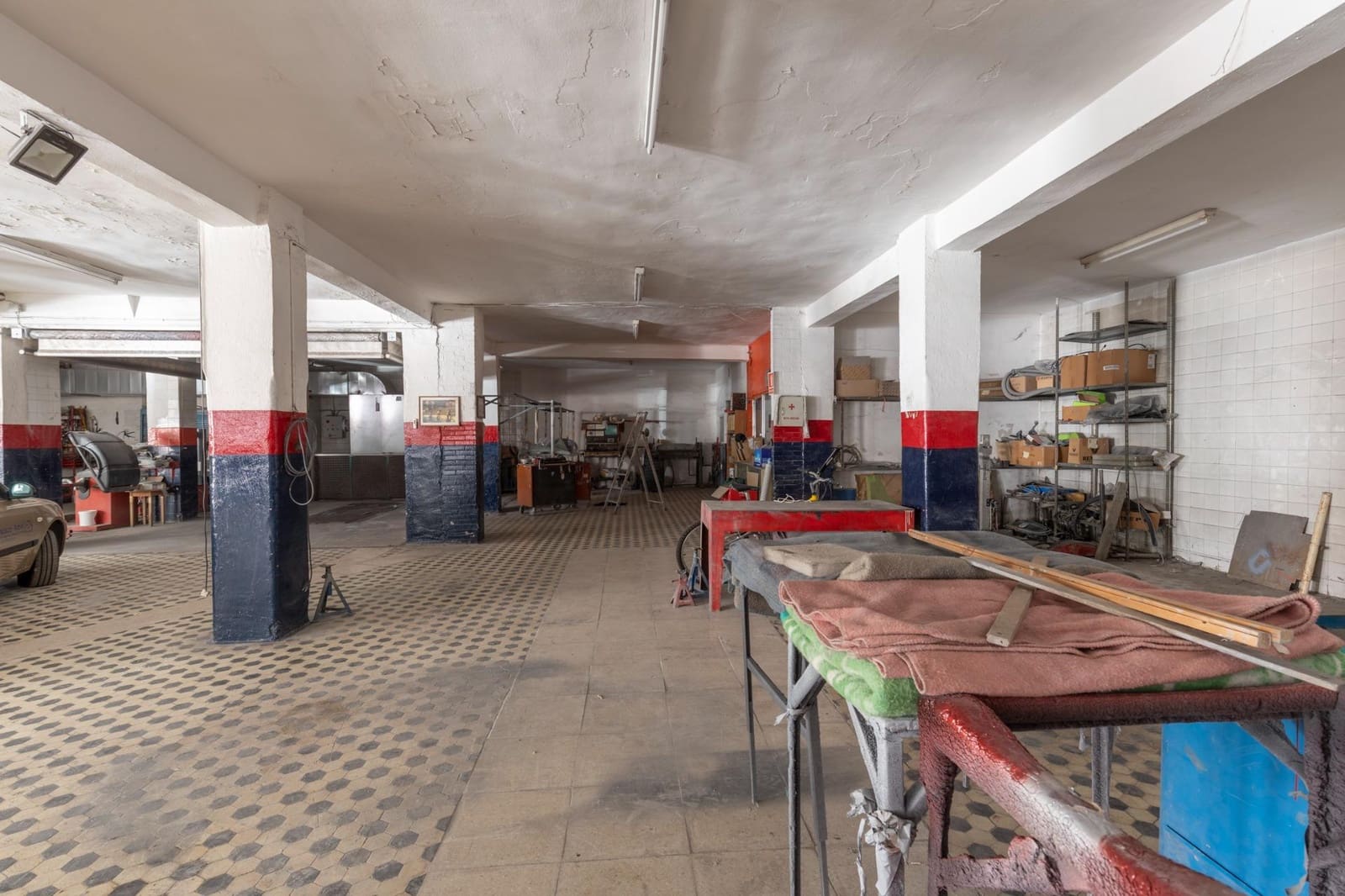 Commercial for sale in Granada city - € 400,000 (Ref: 9975644)