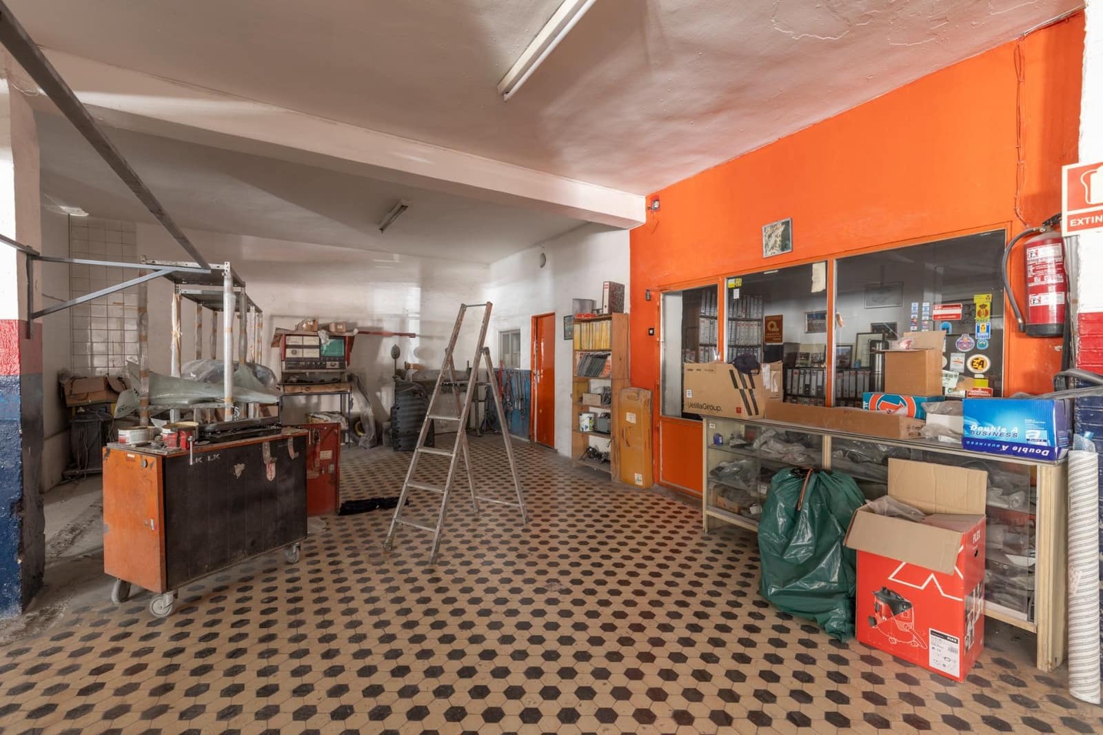 Commercial for sale in Granada city - € 400,000 (Ref: 9975644)